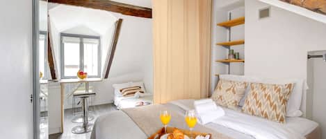 1 habitación, escritorio, tabla de planchar con plancha y cuna de viaje