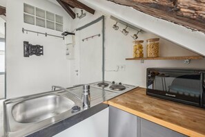 Fridge, microwave, stovetop, coffee/tea maker - Le Marais Retreat: Chic Paris Studio (Paris)