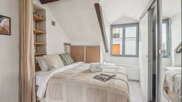 1 slaapkamer, een bureau, een strijkplank/strijkijzer, reisbedje