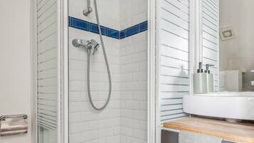 Een douche, een haardroger, handdoeken, zeep