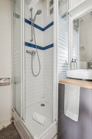 Shower, hair dryer, towels, soap - Le Marais Retreat: Chic Paris Studio (Paris)