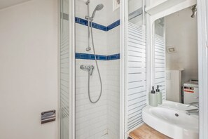 Shower, hair dryer, towels, soap - Chic Paris Studio - Le Marais Retreat (Paris)
