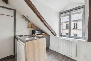 Fridge, microwave, stovetop, coffee/tea maker - Le Marais Retreat: Chic Paris Studio (Paris)
