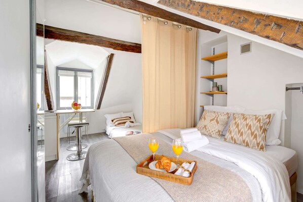 1 bedroom, desk, iron/ironing board, travel crib - Le Marais Retreat: Chic Paris Studio (Paris)