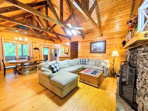 Smart TV, DVD player, foosball, table tennis - 6BDRM Cabin only 10 mins to Alpine Helen/ Hot Tub/ Firepit/ Game Room/ Satellite (Sautee Nacoochee)