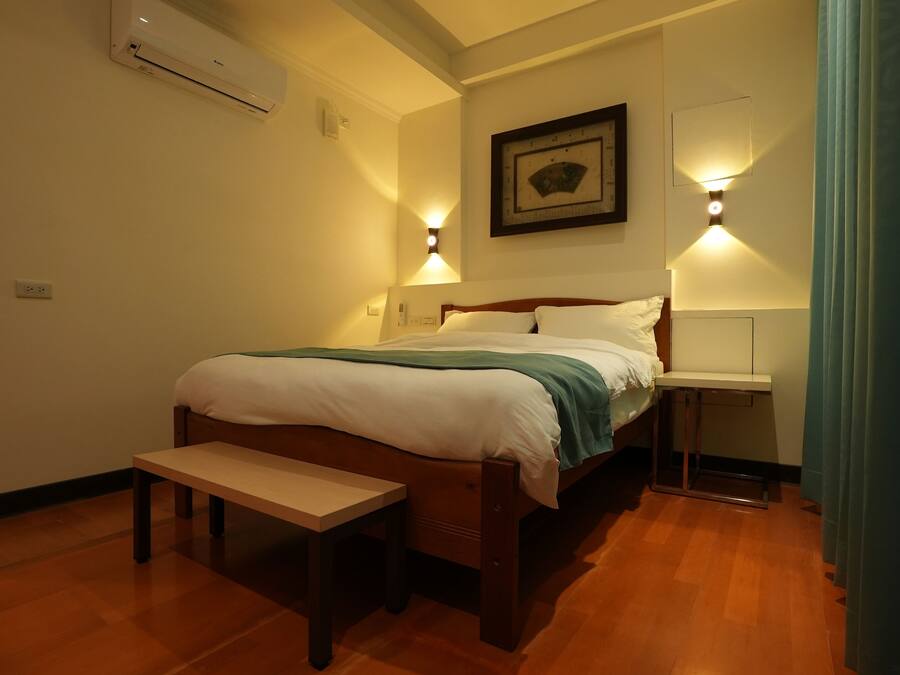 Down comforters, free WiFi, bed sheets