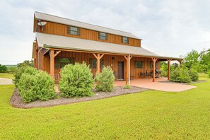 House (2 Bedrooms) | Interior - Cozy Strawn Cabin w/ Pool Access - Near Lake! (Caddo)