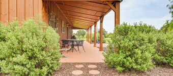 Cozy Strawn Cabin w/ Pool Access - Near Lake!