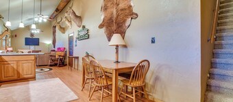 Cozy Strawn Cabin w/ Pool Access - Near Lake!