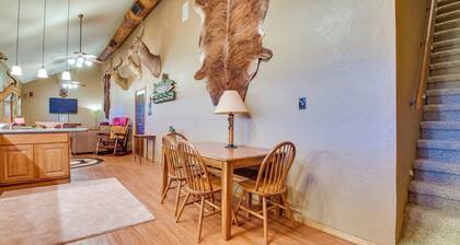 Cozy Strawn Cabin w/ Pool Access - Near Lake!