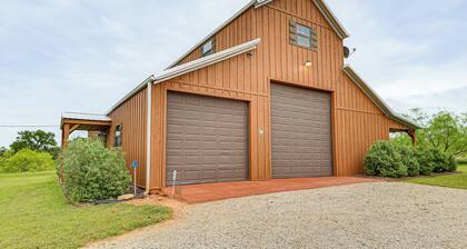 Cozy Strawn Cabin w/ Pool Access - Near Lake!