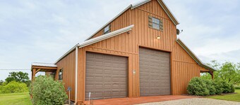 Cozy Strawn Cabin w/ Pool Access - Near Lake!