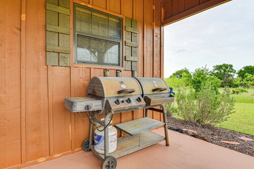 Cozy Strawn Cabin w/ Pool Access - Near Lake!