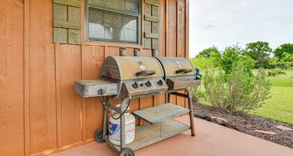 Cozy Strawn Cabin w/ Pool Access - Near Lake!