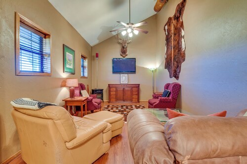 Cozy Strawn Cabin w/ Pool Access - Near Lake!