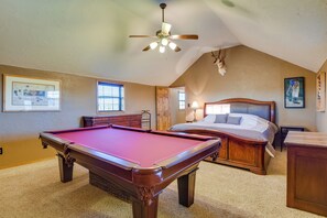 Interior - Cozy Strawn Cabin w/ Pool Access - Near Lake! (Caddo)