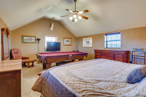 Cozy Strawn Cabin w/ Pool Access - Near Lake!