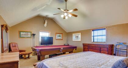 Cozy Strawn Cabin w/ Pool Access - Near Lake!
