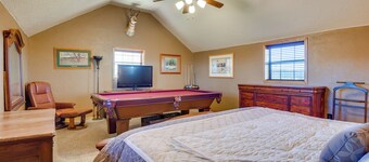 Cozy Strawn Cabin w/ Pool Access - Near Lake!