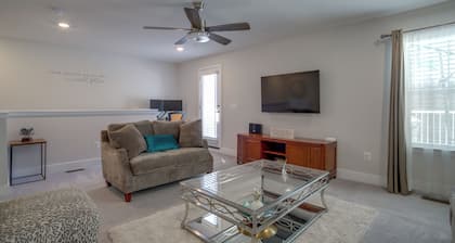3 Mi to Ocean City Boardwalk: Townhome w/ 2 Decks