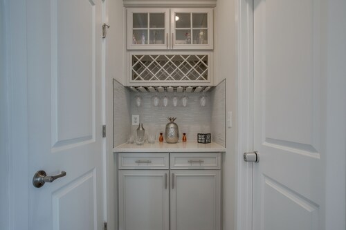 3 Mi to Ocean City Boardwalk: Townhome w/ 2 Decks