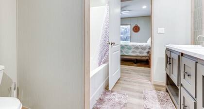 Hudson Oaks Country Creekside Home: Hot Tub & Deck