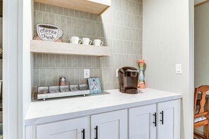 House (3 Bedrooms) | Interior - Hudson Oaks Country Creekside Home: Hot Tub & Deck (Weatherford)