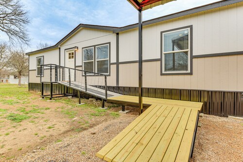 Hudson Oaks Country Creekside Home: Hot Tub & Deck