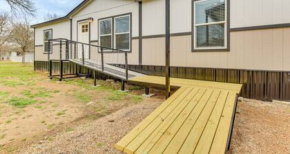 Hudson Oaks Country Creekside Home: Hot Tub & Deck