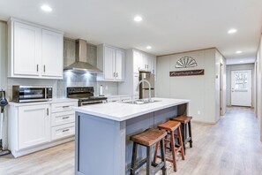 House (3 Bedrooms) | Interior - Hudson Oaks Country Creekside Home: Hot Tub & Deck (Weatherford)