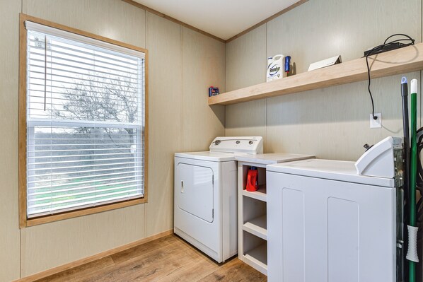 House (3 Bedrooms) | Interior - Hudson Oaks Country Creekside Home: Hot Tub & Deck (Weatherford)
