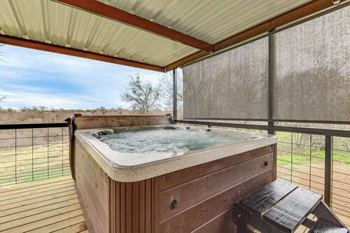 Hudson Oaks Country Creekside Home: Hot Tub & Deck
