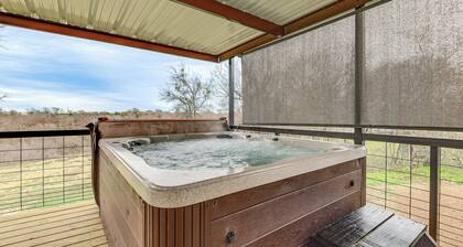 Hudson Oaks Country Creekside Home: Hot Tub & Deck