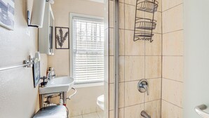 Un baño con lavabo, inodoro y ducha.