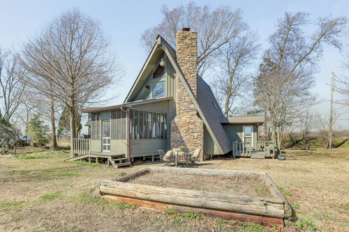 Boat Dock on Reelfoot Lake: Tiptonville Retreat