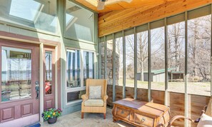 Interior - Boat Dock on Reelfoot Lake: Tiptonville Retreat (Tiptonville)