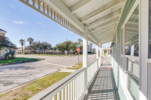 House (3 Bedrooms) | Interior - Jimmy Buffet Home w/ Hot Tub & Yard in Galveston! (Galveston)