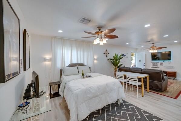 Laptop workspace, iron/ironing board, bed sheets - ~ 5 Mi to Downtown: Cozy Bakersfield Studio Rental (Bakersfield)