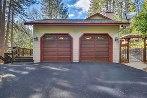 Interior - Hot Tub + Pool Table: Cabin Near Calaveras Park! (Arnold)