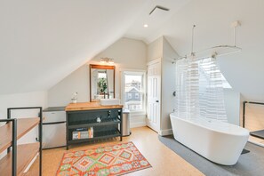 Shower - Bright & Pet-friendly Home: 2 Mi to Harvard Square (Watertown)