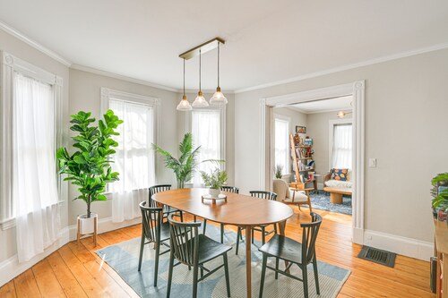Bright & Pet-friendly Home: 2 Mi to Harvard Square