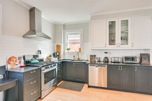 Maison (4 Bedrooms) | Cuisine privée | Four à micro-ondes, un four, surface de cuisson, lave-vaisselle