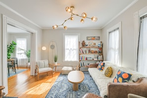 Maison (4 Bedrooms) | Aire de séjour | Téléviseur, foyer, livres