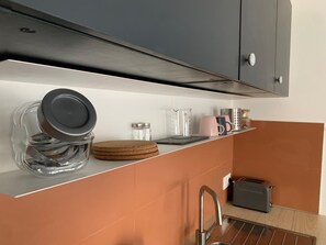 Frigorífic, microones, forn i placa de cuina