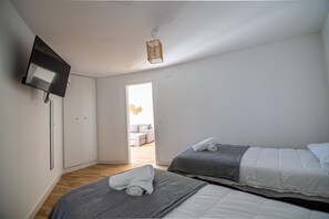 2 habitaciones, cortinas blackout y tabla de planchar con plancha
