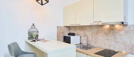 Apartment (0 Bedroom) | Private kitchen | Fridge, microwave, electric kettle, dining tables