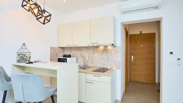 Apartment (0 Bedroom) | Private kitchen | Fridge, microwave, electric kettle, dining tables