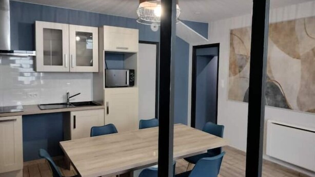 A modern kitchen with a dining area. - Logement 3 (Les Epesses)