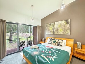 3 bedrooms, iron/ironing board, WiFi, bed sheets - Sawtell Townhouse (Halls Gap)