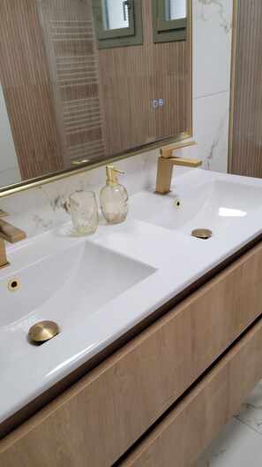 淋浴设施、吹风机、毛巾、肥皂